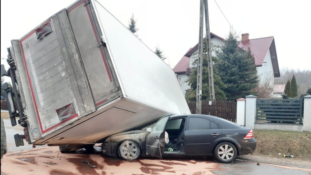 Końskie: Ciężarówka Przewróciła Się Na Osobowego Forda [Zdjęcia] - Swietokrzyskie112.Pl