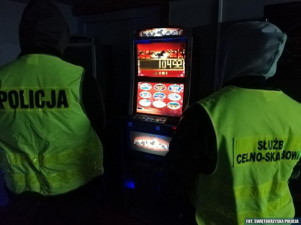 W poniedziałek buscy kryminalni wraz z funkcjonariuszami Świętokrzyskiego Urzędu Celno-Skarbowego w Kielcach zabezpieczyli cztery automaty do gier w jednym z lokali oraz pieniądze przeznaczone na wypłatę wygranych. Organizatorowi gier hazardowych może grozić wysoka grzywna.